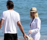 Nicollette Sheridan accompagnée de son chien et de son ami sur une plage de Malibu, le 30 mai 2010