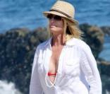 Nicollette Sheridan accompagnée de son chien et de son ami sur une plage de Malibu, le 30 mai 2010