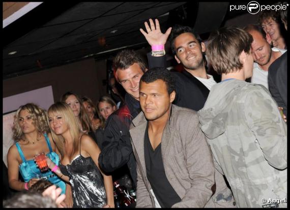 Malgré sa blessure au pied, le joueur de tennis Jo-Wilfried Tsonga danse sur les chansons de son ami Lord Kossity à la soirée Head au Duplex le 31 mai 2010 