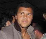 Malgré sa blessure au pied, le joueur de tennis Jo-Wilfried Tsonga danse sur les chansons de son ami Lord Kossity à la soirée Head au Duplex le 31 mai 2010 