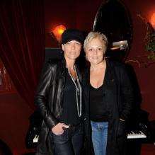 Muriel Robin et sa compagne Anne Le Nen lors de la soirée au China Club à Paris organisée par l'Hôtel de Luxe Huvafen Fushi Maldives pour la présentation du CD de l'Hôtel réalisé par le DJ Ravin le 1er juin 2010