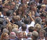 Bain de foule pour Carla Bruni (et oui 7 500 personnes, ça prend de la place...) lors de la garden party du 14 juillet 2009 à l'Elysée.