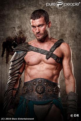 Andy Whitfield dans Spartacus
