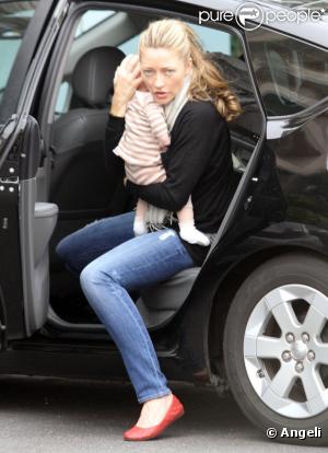 Rebecca Gayheart dans les rues de Los Angeles, avec sa petite Billie.