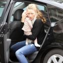Rebecca Gayheart : Première sortie avec son adorable bébé ! La jeune maman assure !
