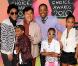 Jaden entouré de son grand frère Trey, de sa petite soeur Willow, de son père Will, de sa mère Jada et de Jackie Chan