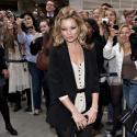 Kate Moss : Après la plage à moitié dénudée, elle triomphe... dans la boue !