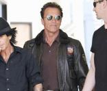 Arnold Schwarzenegger se la joue top Gun  (12 juin 2010 à Los Angeles)