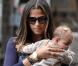 Camila Alves s'occupe de son petit Levi et de son adorable Vida lors d'une promenade à New York le 14 juin 2010