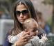 Camila Alves s'occupe de son petit Levi et de son adorable Vida lors d'une promenade à New York le 14 juin 2010