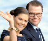 Le 16 juin, trois jours avant leur mariage historique, Victoria de Suède et Daniel Westling, en compagnie du roi Carl Gustaf, de la reine Silvia, du prince Carl Philip et de la princesse Madeleine, répétaient leur excursion en bateau...