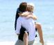 La très sexy Anna Faris patauge dans la mer et emballe sur la plage !