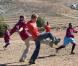 Réunis pour la première fois en "mission" à l'étranger, les princes Harry et William de Galles étaient jeudi 17 juin 2010 en visite au Lesotho. Ils ont notamment disputé un match plein de bon humeur avec de jeunes orphelines. 