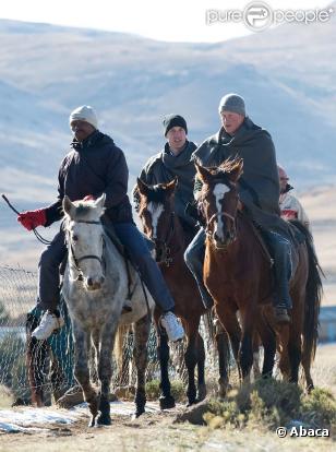 Réunis pour la première fois en "mission" à l'étranger, les princes Harry et William de Galles étaient jeudi 17 juin 2010 en visite au Lesotho. Enveloppés dans des couvertures de bergers, ils sont arrivés à cheval à 2 500 mètres d'altitude.