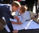 Réunis pour la première fois en "mission" à l'étranger, les princes Harry et William de Galles étaient jeudi 17 juin 2010 en visite au Lesotho. Ils ont multiplié les jeux avec des enfants atteints du VIH. 