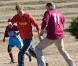 Réunis pour la première fois en "mission" à l'étranger, les princes Harry et William de Galles étaient jeudi 17 juin 2010 en visite au Lesotho. Ils ont notamment disputé un match plein de bon humeur avec de jeunes orphelines. 