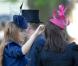 Les Princesses Béatrice et Eugénie lors du festival de chapeaux incroyables lors de la troisième journée du Royal Ascot 2010, en Angleterre dans le Berkshire, le 17 juin 2010 