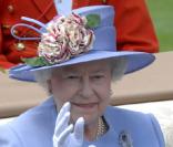 Elizabeth II lors du festival de chapeaux incroyables lors de la troisième journée du Royal Ascot 2010, en Angleterre dans le Berkshire, le 17 juin 2010 