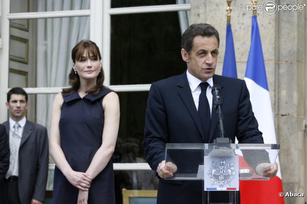 Nicolas Sarkozy et Carla Bruni lors de la garden party à l'Elysée le 14 juillet 2009 