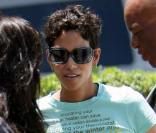 Halle Berry fait la promotion des énergies propres à Inglewood avec T-shirt expliquant comment diminuer le dioxyde de carbone le 23 juin 2010 