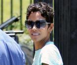 Halle Berry fait la promotion des énergies propres à Inglewood avec T-shirt expliquant comment diminuer le dioxyde de carbone le 23 juin 2010 