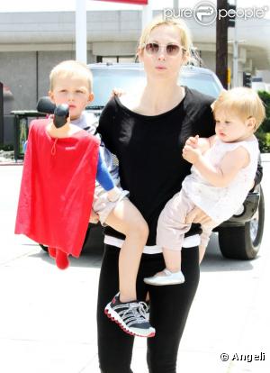 Kelly Rutherford dans les rues de Beverly Hills avec ses deux enfants le 26 juin 2010