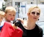 Kelly Rutherford dans les rues de Beverly Hills avec ses deux enfants le 26 juin 2010
