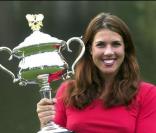Jennifer Capriati pose à Melbourne avec le trophée de l'Open d'Australie, en janvier 2002 