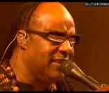 Stevie Wonder interprète  Master Blaster (Jammin)  en fermeture du festival de Glastonbury, le 27 juin 2010