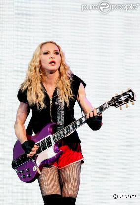 En juillet 2009, Madonna avait été choquée par l'accident survenu au Vélodrome lors de l'installation de la scène pour son Sticky & Sweet Tour...