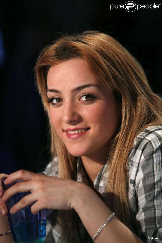 Léa Castel figurera sur la bande-originale française de  Camp Rock 2 .