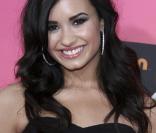  N'abandonne pas , de Léa Castel, est l'adaptation française du titre  Can't back down , de Demi Lovato (photo).