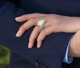 Photo officielle des fiançailles de Charlene Wittstock et du prince Albert. Vous pouvez admirer sa sublime bague Thétys. 