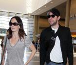 Emily Blunt et John Krasinski à l'aéroprt de Los Angeles, direction Londres, le 2 juillet 2010