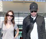 Emily Blunt et John Krasinski à l'aéroprt de Los Angeles, direction Londres, le 2 juillet 2010