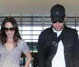Emily Blunt et John Krasinski à l'aéroprt de Los Angeles, direction Londres, le 2 juillet 2010