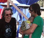 Gary Oldman en plein fou rire avec Jim Carrey et son petit-fils lors du 4 juillet 2010 dans sa demeure à Malibu