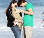 Jim Carrey partage un moment de complicité avec sa fille Jane et son petit-fils Jackson Riley lors du 4 juillet 2010 dans sa demeure à Malibu