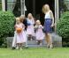 Le 5 juillet 2010, le prince Willem-Alexander et la princesse Maxima des Pays-Bas prenaient la pose en famille, avec leurs trois fillettes, dans le jardin de leur villa Eikenhorst