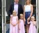 Le 5 juillet 2010, le prince Willem-Alexander et la princesse Maxima des Pays-Bas prenaient la pose en famille, avec leurs trois fillettes, dans le jardin de leur villa Eikenhorst