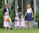 Le 5 juillet 2010, le prince Willem-Alexander et la princesse Maxima des Pays-Bas prenaient la pose en famille, avec leurs trois fillettes, dans le jardin de leur villa Eikenhorst