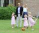 Le 5 juillet 2010, le prince Willem-Alexander et la princesse Maxima des Pays-Bas prenaient la pose en famille, avec leurs trois fillettes, dans le jardin de leur villa Eikenhorst