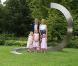 Le 5 juillet 2010, le prince Willem-Alexander et la princesse Maxima des Pays-Bas prenaient la pose en famille, avec leurs trois fillettes, dans le jardin de leur villa Eikenhorst