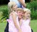 Le 5 juillet 2010, le prince Willem-Alexander et la princesse Maxima des Pays-Bas prenaient la pose en famille, avec leurs trois fillettes, dans le jardin de leur villa Eikenhorst