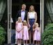 Le 5 juillet 2010, le prince Willem-Alexander et la princesse Maxima des Pays-Bas prenaient la pose en famille, avec leurs trois fillettes, dans le jardin de leur villa Eikenhorst