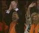 Le 6 juillet 2010, dans les gradins du stade Green Point, en Afrique du Sud, le prince Willem-Alexander et la princesse Willem-Alexander des Pays-Bas exultent : leur pays se qualifie pour la finale du Mondial !
