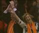 Le 6 juillet 2010, dans les gradins du stade Green Point, en Afrique du Sud, le prince Willem-Alexander et la princesse Willem-Alexander des Pays-Bas exultent : leur pays se qualifie pour la finale du Mondial !