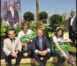 Inauguration du jardin Serge Gainsbourg, porte des Lilas, à Paris, le 08/07/2010. Jane Birkin, Charlotte Gainsbourg, Bertrand Delanoë et le maire du 19e arrondissement. 