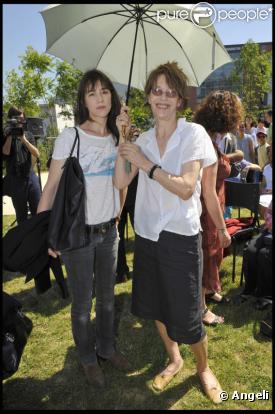 Inauguration du jardin Serge Gainsbourg, porte des Lilas, à Paris, le 08/07/2010. Jane Birkin et sa fille Charlotte Gainsbourg