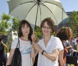 Inauguration du jardin Serge Gainsbourg, porte des Lilas, à Paris, le 08/07/2010. Jane Birkin et sa fille Charlotte Gainsbourg 